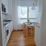 65m2, Airport 3km, Private Parking, Sauna Apartmán