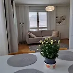 65m2, Airport 3km, Private Parking, Sauna Апартаменты *