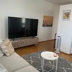65m2, Airport 3km, Private Parking, Sauna Apartmán *