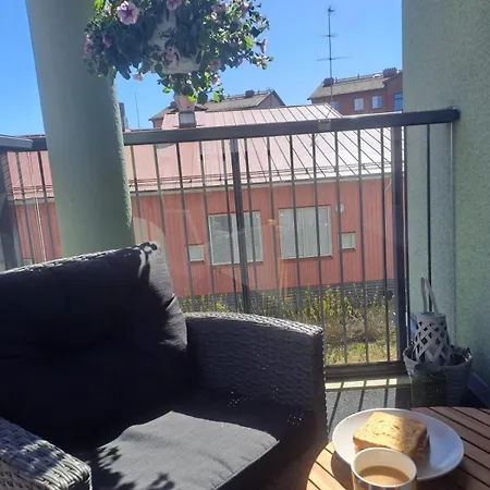 Bright Apartment, Airport 3km, Private Parking, Sauna