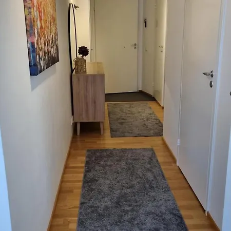 Bright Apartment, Airport 3km, Private Parking, Sauna Βάνταα