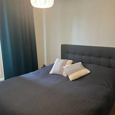 Bright Apartment, Airport 3km, Private Parking, Sauna