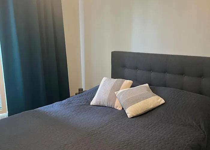 Cozy Apartment, Airport 3km, Private Parking, Sauna